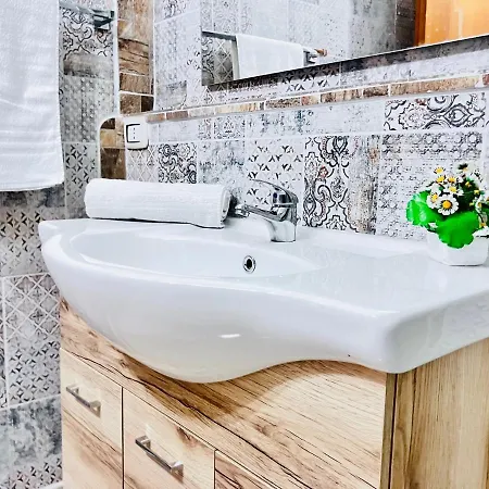 Prázdninový dům Newly Renovated In The Heart Of